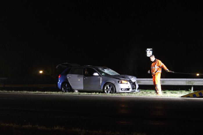Auto zwaar beschadigd na botsing tegen vangrail