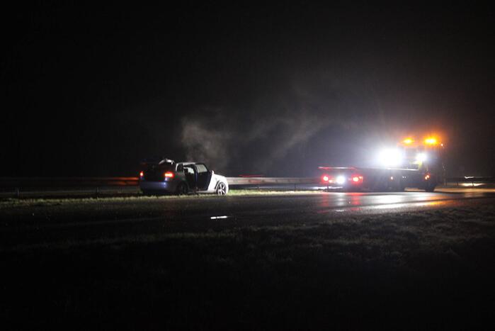 Auto zwaar beschadigd na botsing tegen vangrail