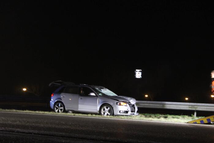 Auto zwaar beschadigd na botsing tegen vangrail