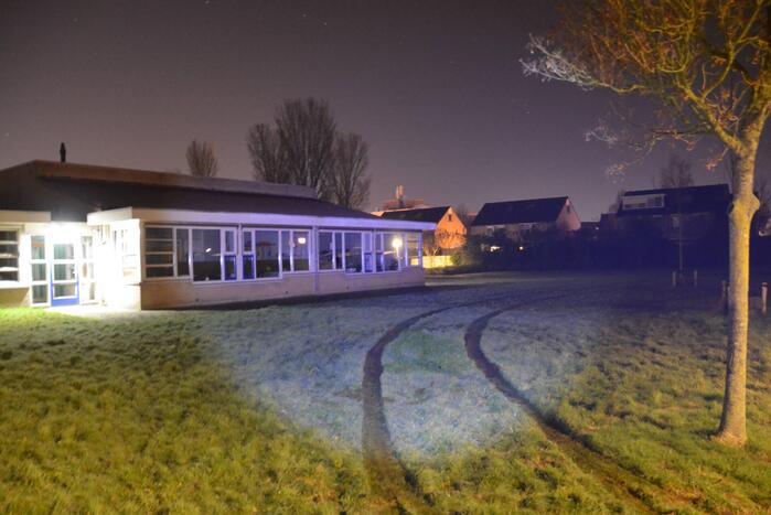 Politievoertuig rijdt zich vast na brand in speeltoestel