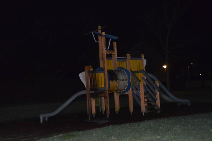 Politievoertuig rijdt zich vast na brand in speeltoestel