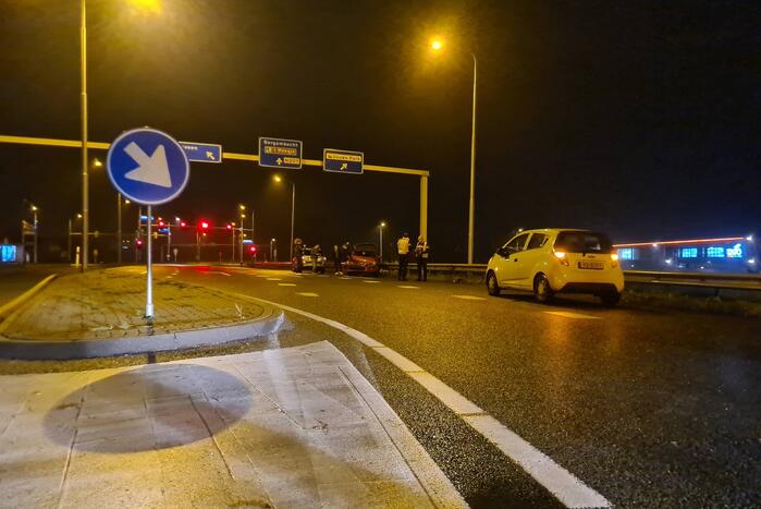 Automobilist verliest macht over het stuur en raakt vangrail