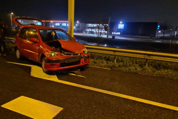 Automobilist verliest macht over het stuur en raakt vangrail