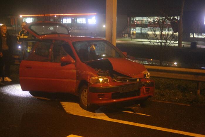 Automobilist verliest macht over het stuur en raakt vangrail