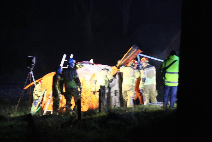 Bestelbus raakt van de weg belandt in weiland