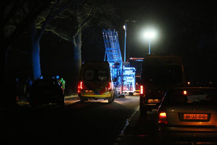 Bestelbus raakt van de weg belandt in weiland