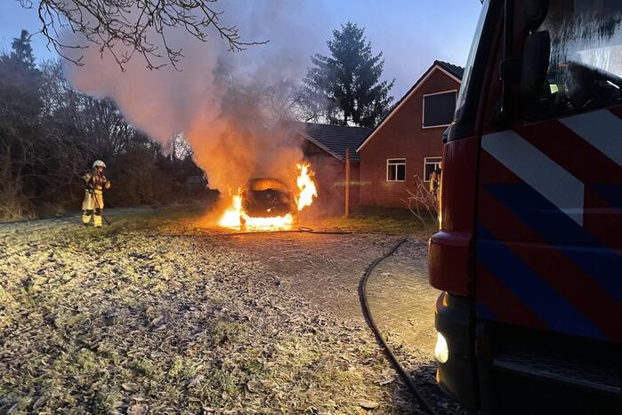 Auto gaat in vlammen op bij woning