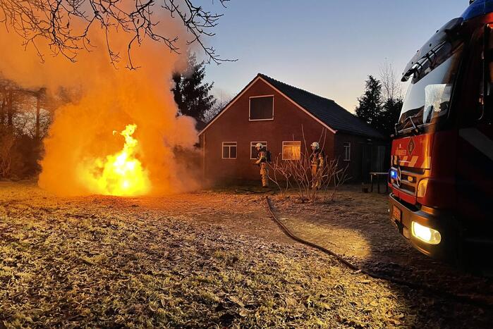Auto gaat in vlammen op bij woning