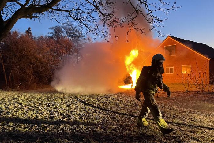 Auto gaat in vlammen op bij woning