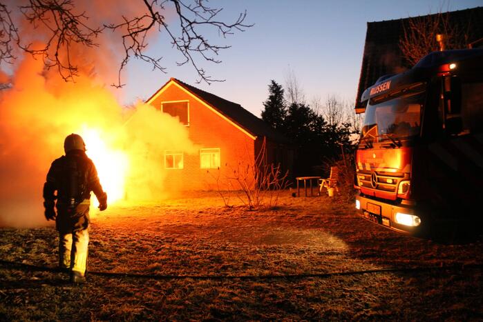 Auto gaat in vlammen op bij woning