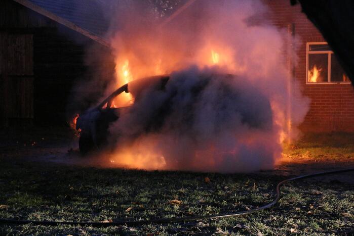 Auto gaat in vlammen op bij woning