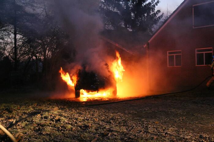Auto gaat in vlammen op bij woning