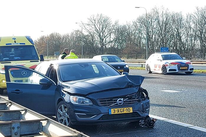 Ongeval tussen twee auto's op snelweg