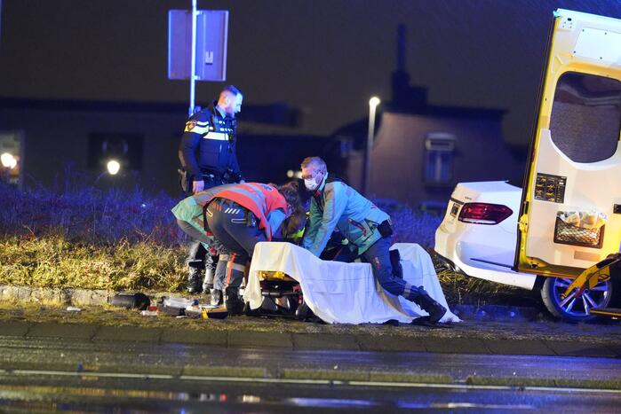 Bestuurder rijdt tegen verkeersbord op rotonde