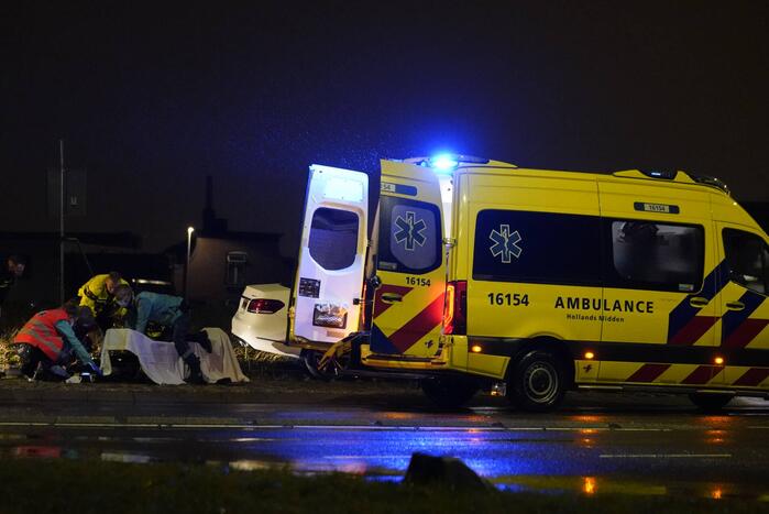 Bestuurder rijdt tegen verkeersbord op rotonde
