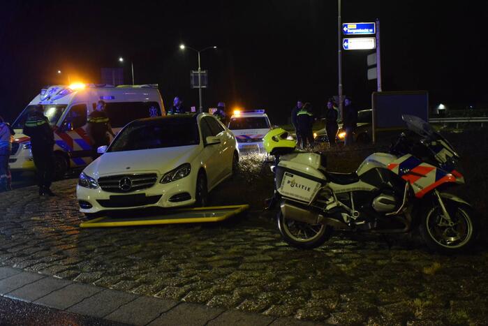 Bestuurder rijdt tegen verkeersbord op rotonde