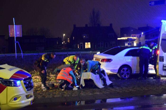 Bestuurder rijdt tegen verkeersbord op rotonde