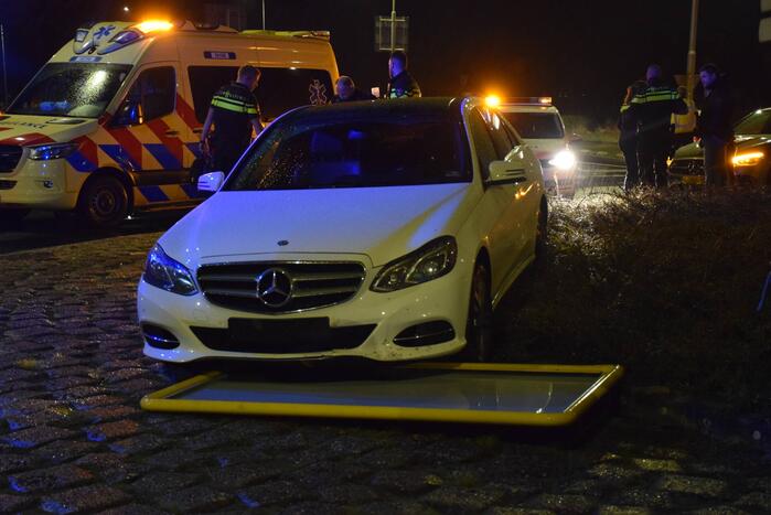 Bestuurder rijdt tegen verkeersbord op rotonde