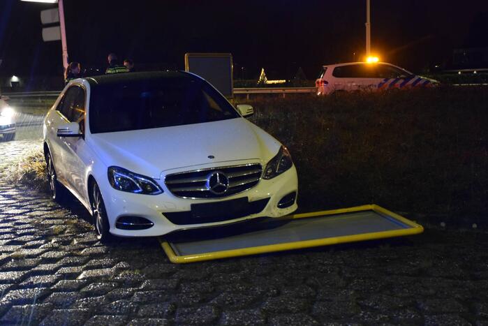 Bestuurder rijdt tegen verkeersbord op rotonde