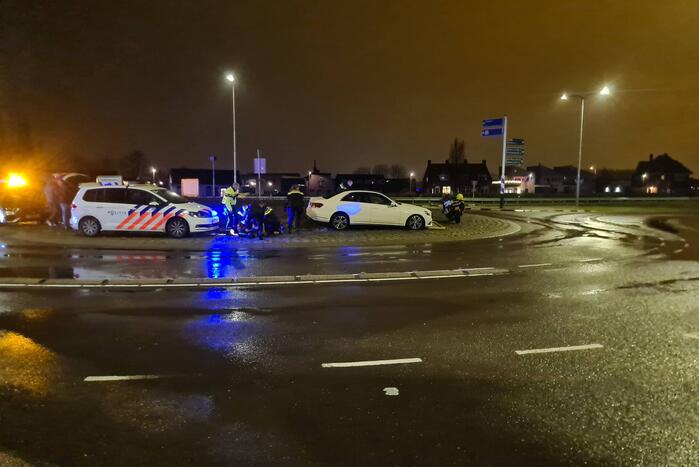 Bestuurder rijdt tegen verkeersbord op rotonde