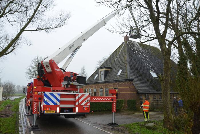 Brand in schoorsteen van boerderijwoning