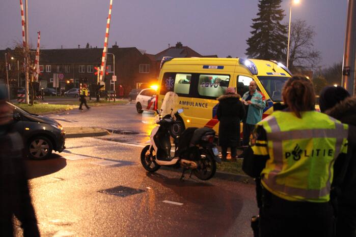 Scooterrijder aangereden op rotonde