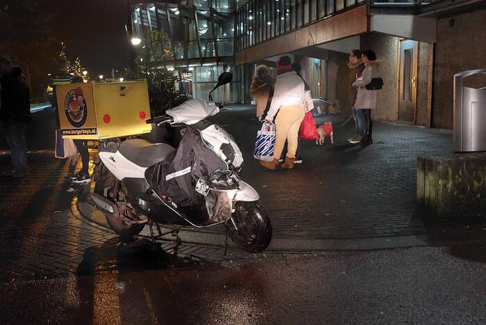 Maaltijdbezorger aangereden door personenauto