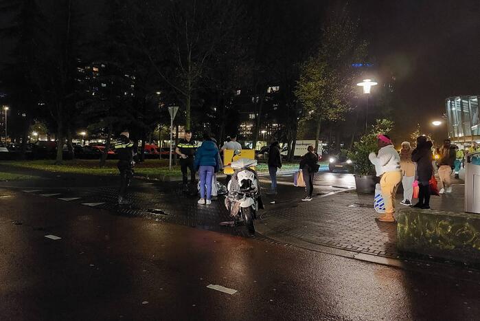 Maaltijdbezorger aangereden door personenauto