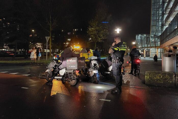 Maaltijdbezorger aangereden door personenauto