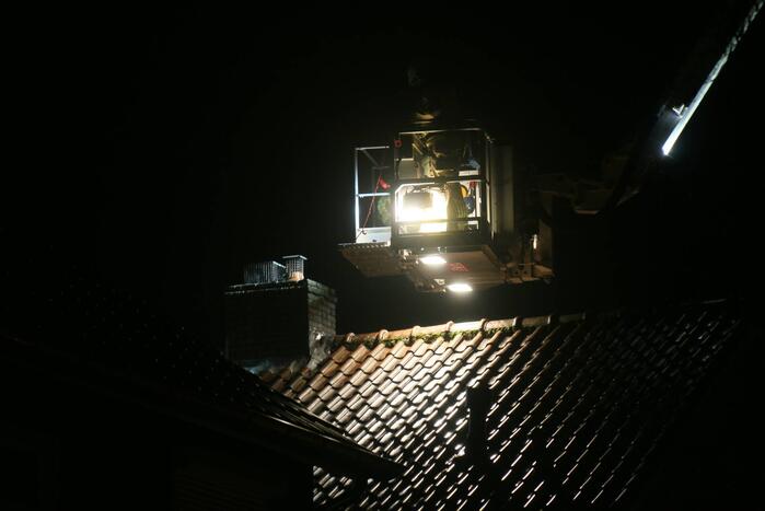 Brand in schoorsteen van woning