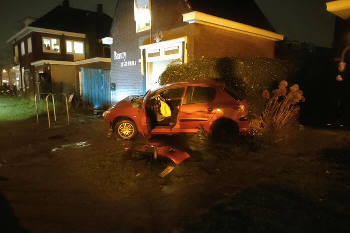 Auto zwaar beschadigd na botsing tegen gebouw