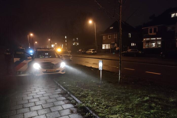 Auto zwaar beschadigd na botsing tegen gebouw