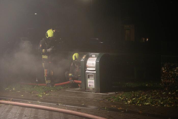 Veel rook door brand in container