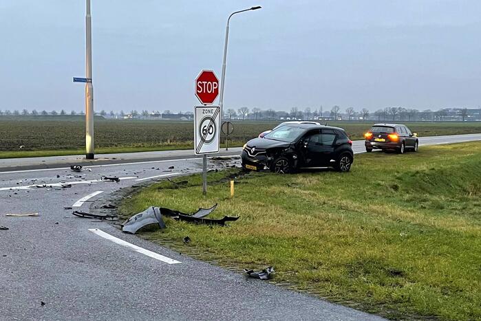Twee auto's betrokken bij botsing op kruispunt