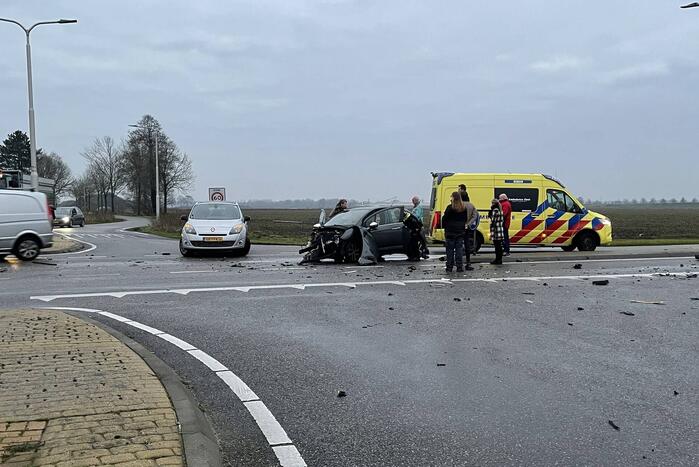 Twee auto's betrokken bij botsing op kruispunt