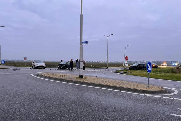 Twee auto's betrokken bij botsing op kruispunt