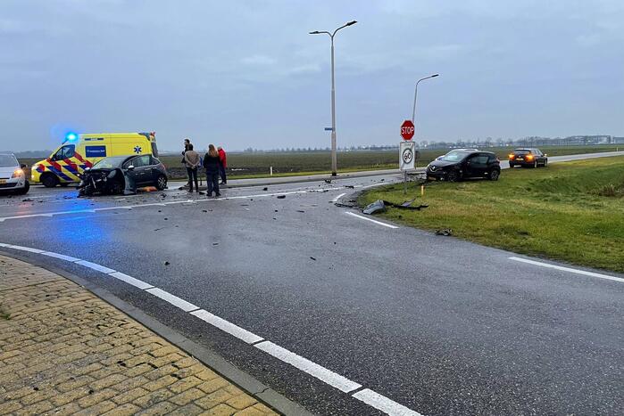 Twee auto's betrokken bij botsing op kruispunt