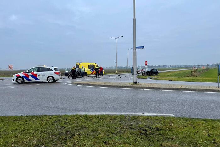 Twee auto's betrokken bij botsing op kruispunt