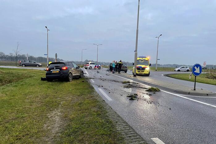 Twee auto's betrokken bij botsing op kruispunt