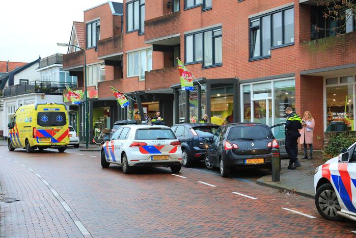 Automobilist eindigt tegen winkelpand