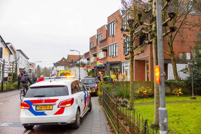 Automobilist eindigt tegen winkelpand