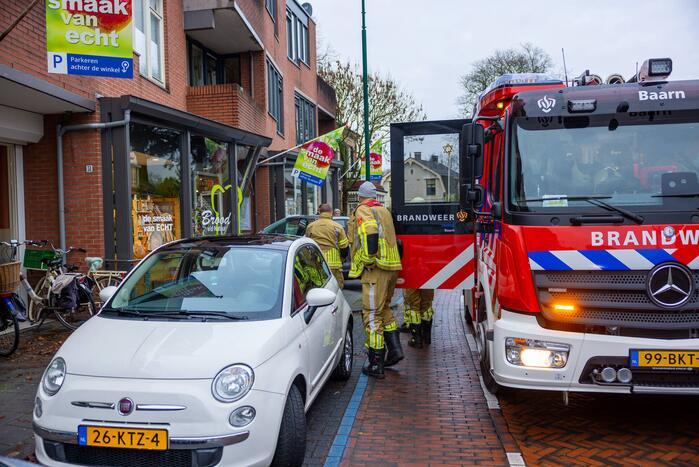 Automobilist eindigt tegen winkelpand