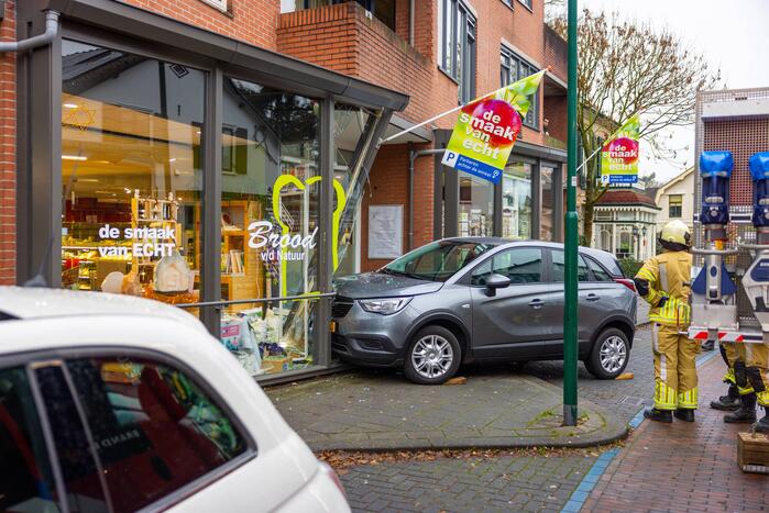 Automobilist eindigt tegen winkelpand