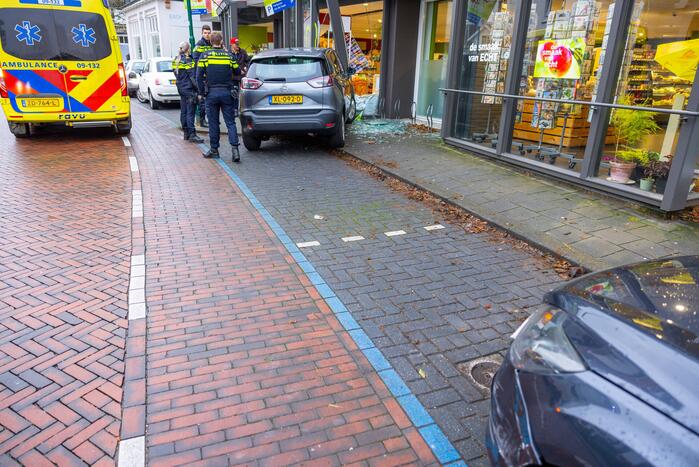 Automobilist eindigt tegen winkelpand