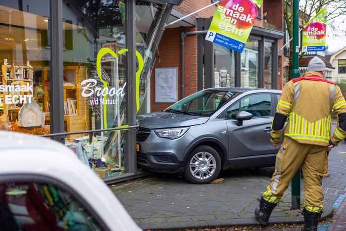 Automobilist eindigt tegen winkelpand