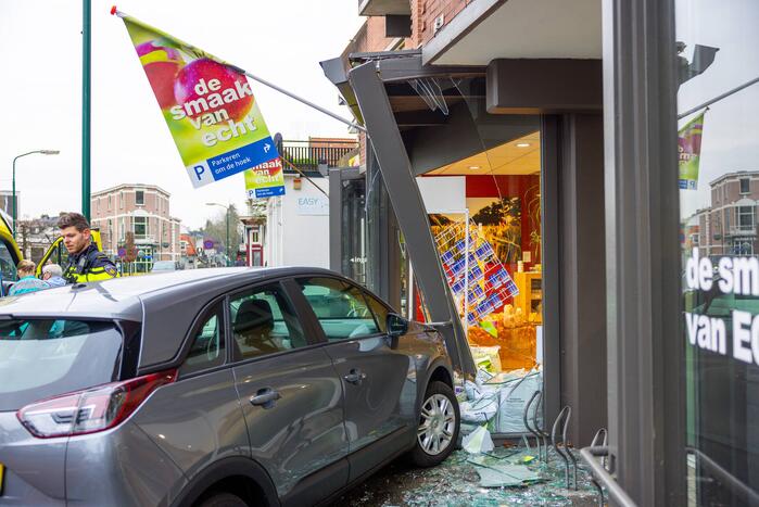 Automobilist eindigt tegen winkelpand