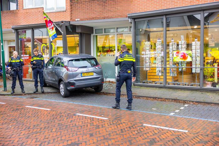 Automobilist eindigt tegen winkelpand
