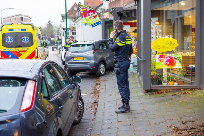 Automobilist eindigt tegen winkelpand