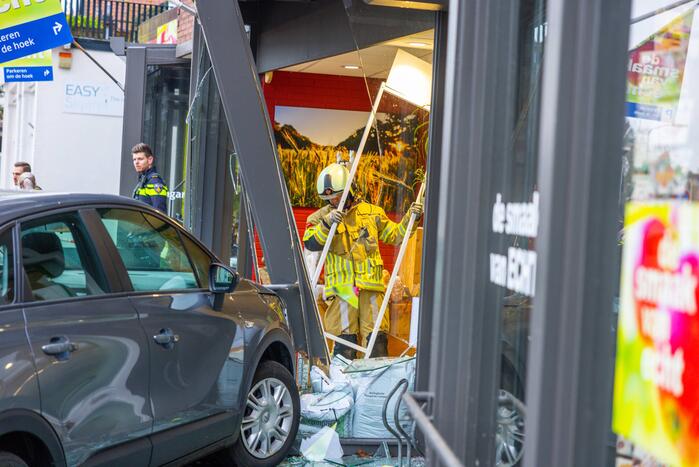 Automobilist eindigt tegen winkelpand