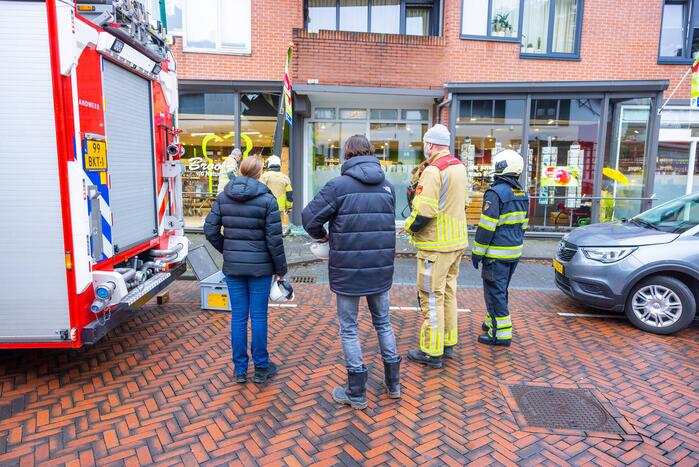 Automobilist eindigt tegen winkelpand